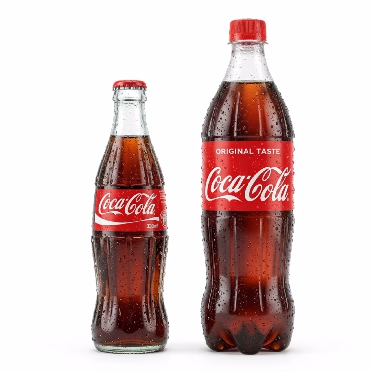 Eiskalte, kondensierende Coca-Cola Duo Flaschen (0,33l und 1,0l Mehrweg) serviert bei GyrosExpress Berlin Neukölln