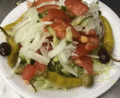 Frischer gemischter Salat mit Essig & Olivenöl, serviert mit knackigen Zutaten.