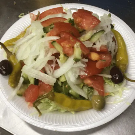 Frischer gemischter Salat mit Essig & Olivenöl, serviert mit knackigen Zutaten.