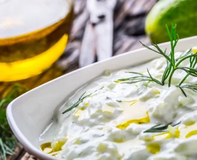 Hausgemachtes Tzatziki mit Gurken, Knoblauch, Dill & Olivenöl – mediterrane Spezialität, serviert mit Pitabrot.
