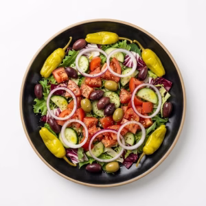 Frischer gemischter Salat mit Tomaten, Gurken, Zwiebeln, Oliven und Peperoni – GyrosExpress Berlin Neukölln
