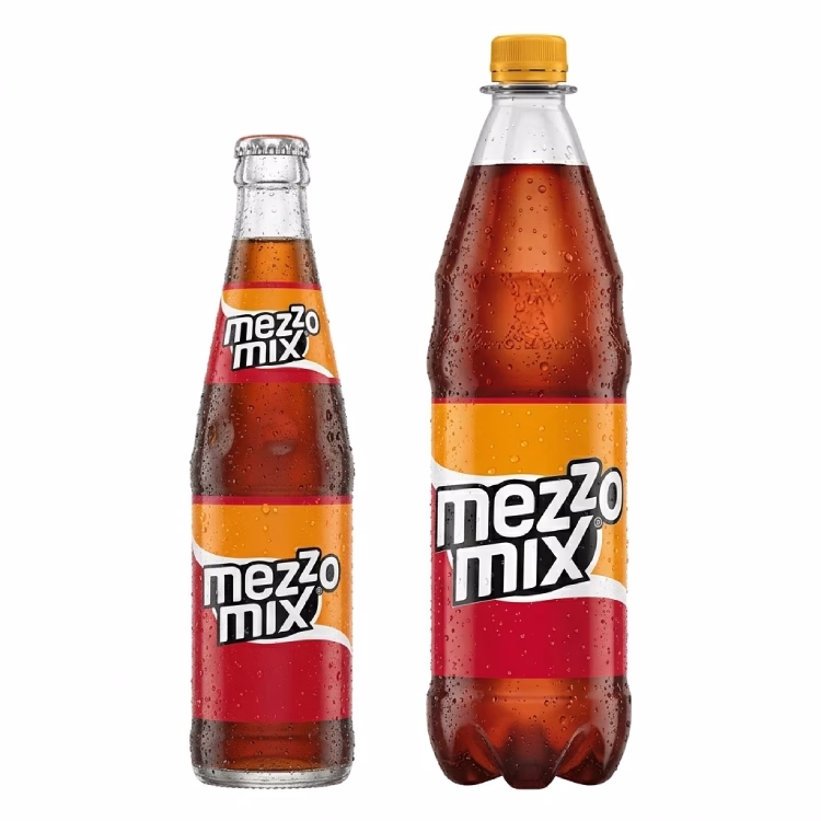 Eiskalte Mezzo Mix Flaschen (0,33l Glas και 1,0l PET) auf weißem Hintergrund bei GyrosExpress Berlin Neukölln