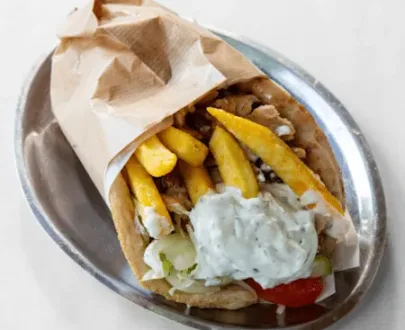 Gyros Pita mit Tzatziki, Pommes Frites & Salat – frisch zubereitetes griechisches Streetfood in Berlin.