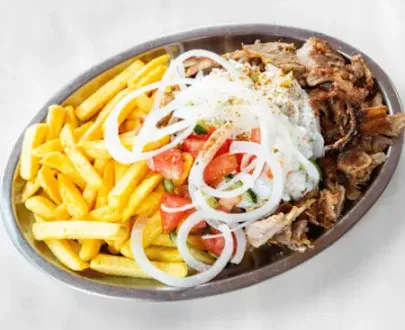 Gyros Teller (Mittel) mit Zwiebeln, Tomaten, Gurken & Beilage nach Wahl – serviert mit Sauce auf einem Teller.