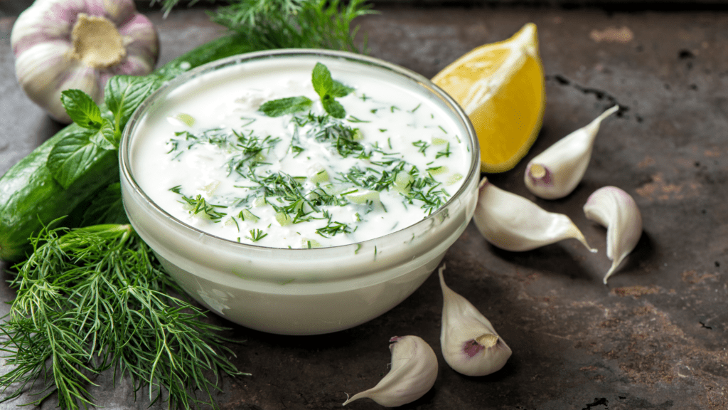 Tzatziki: Was ist die Geschichte der unwiderstehlichsten Soße der griechischen Küche?