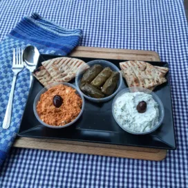 🥙 Meze Trio Classic – Tzatziki, Kopanisti, Weinblätter & Pita Meze Trio Classic – Tzatziki, Kopanisti, Weinblätter & Pitabrot, serviert als authentische griechische Vorspeise.