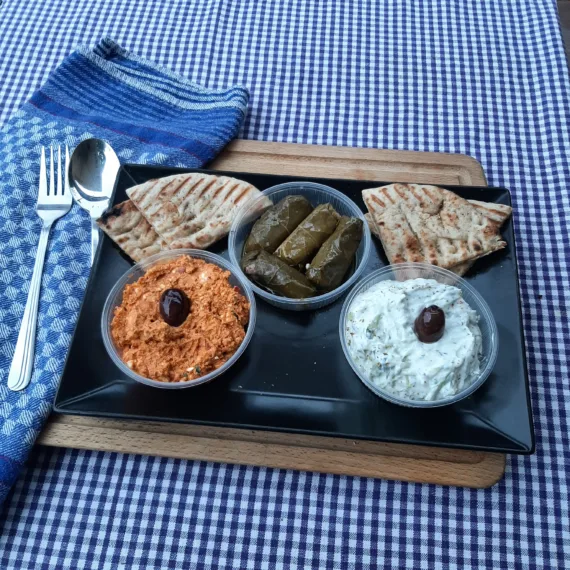 Meze Trio Classic – Tzatziki, Kopanisti, Weinblätter & Pitabrot, serviert als authentische griechische Vorspeise.