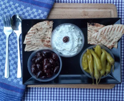 Meze Trio Mediterran – Tzatziki, Kalamata-Oliven & griechische Peperoni in Feinkost-Qualität.