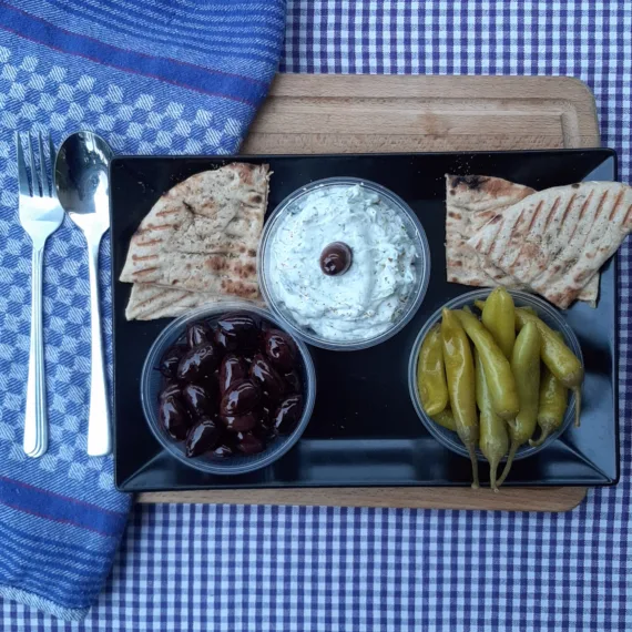 Meze Trio Mediterran – Tzatziki, Kalamata-Oliven & griechische Peperoni in Feinkost-Qualität.