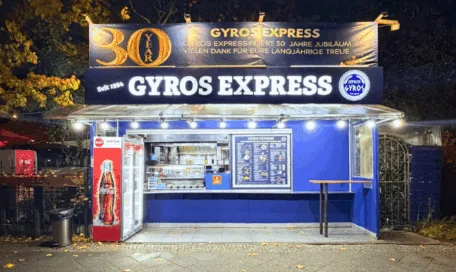 GyrosExpress Berlin – Seit 1994 authentisches griechisches Street Food GyrosExpress Berlin Imbiss bei Nacht – 30 Jahre authentisches griechisches Street Food in Neukölln