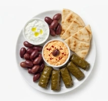 Authentische griechische Vorspeisenplatte mit Tzatziki, Tirokafteri (pikanter Feta-Dip), Dolmadakia und Oliven von GyrosExpress Neukölln