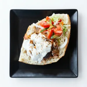 Authentisches Gyros im Brot mit saftigem Schweinegyros, Tzatziki und frischem Gemüse – GyrosExpress Berlin Neukölln